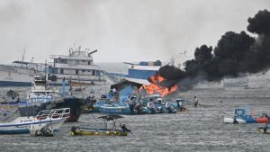 Dramático rescate evitó una tragedia mayor en el incendio que devastó embarcaciones en el Puerto de Manta