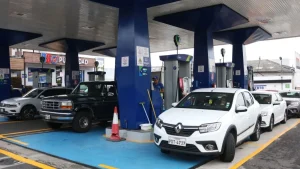 Nuevo golpe al bolsillo: combustibles vuelven a subir en Ecuador y expertos advierten que las alzas continuarán